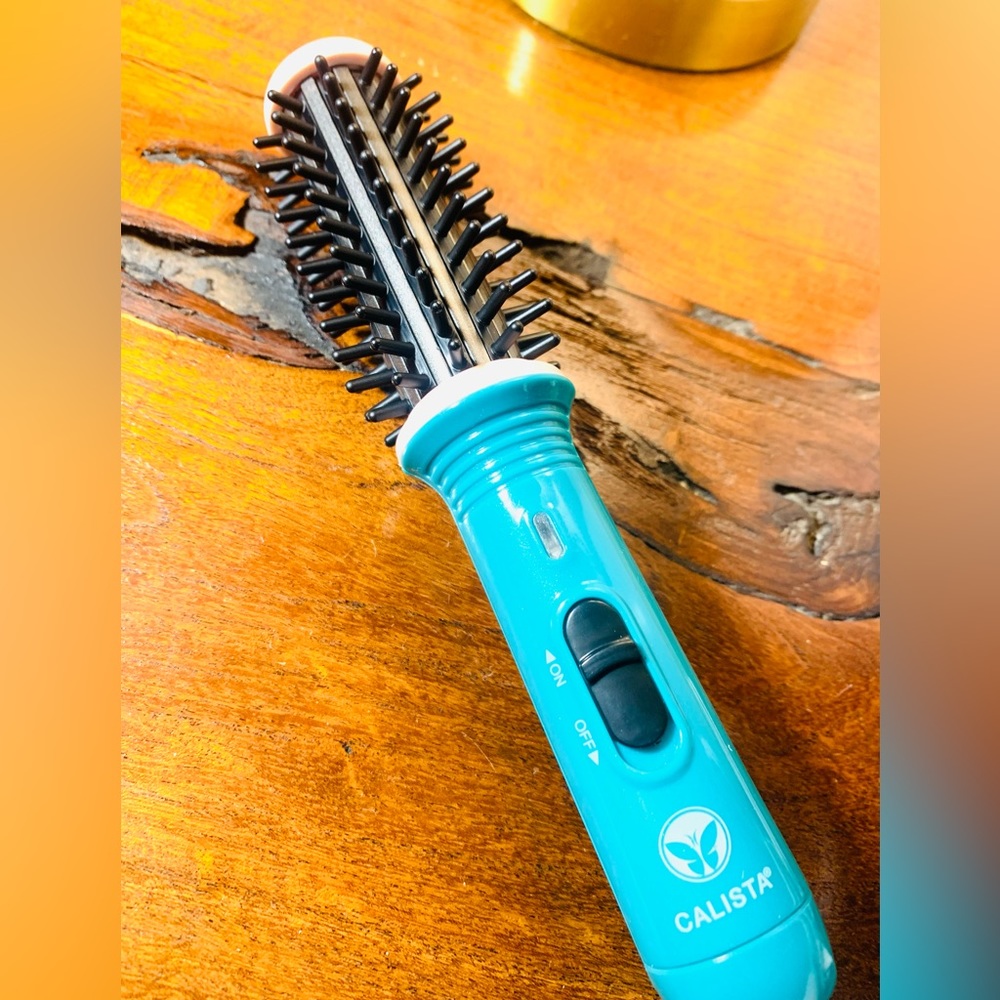 NIB! Calista GoGo Mini Round Brush, Travel Curling Brush, Carrier Included